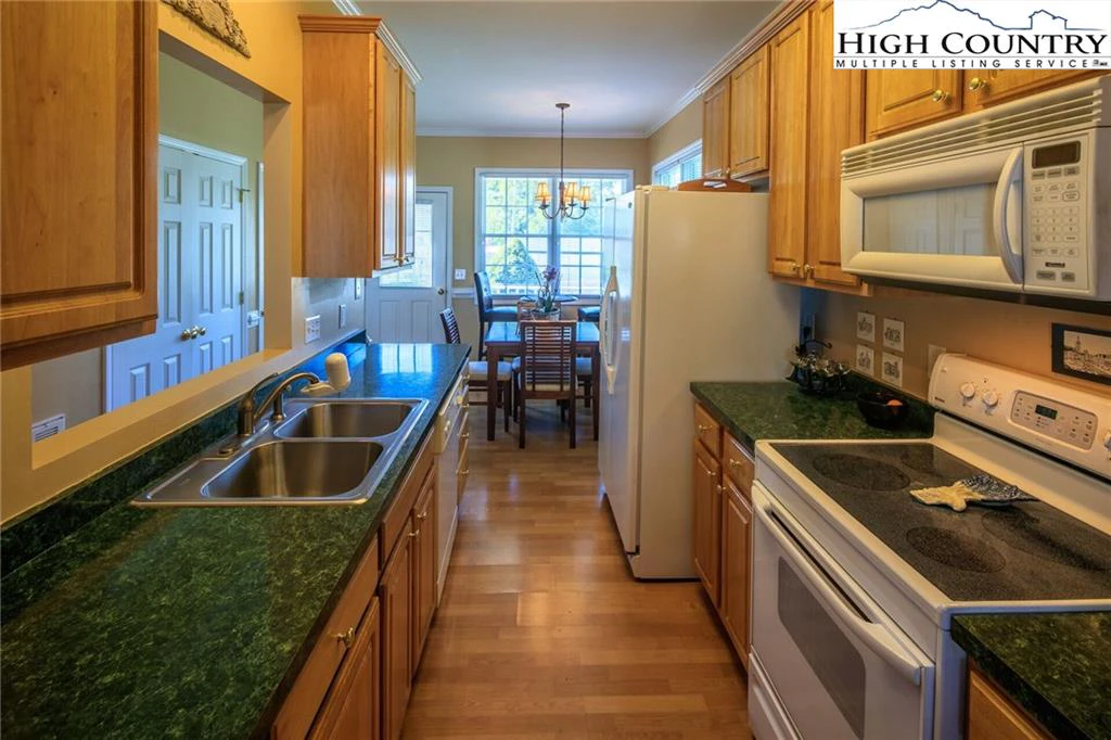 Image number 3 for the current listing