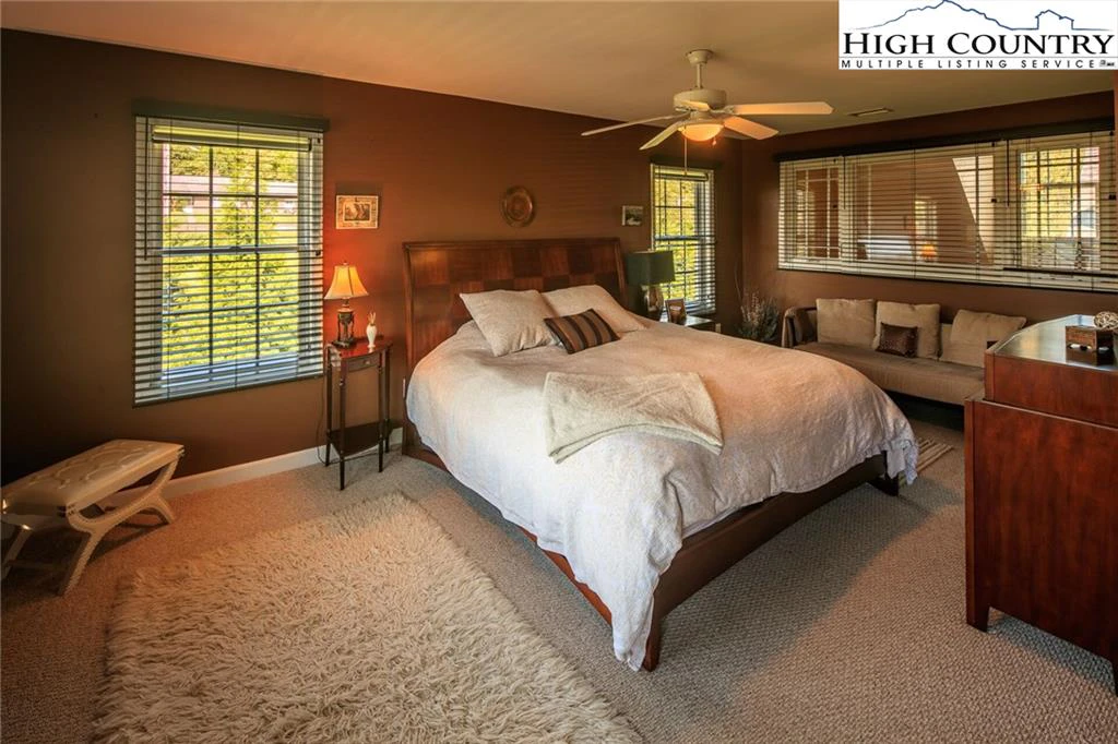 Image number 4 for the current listing