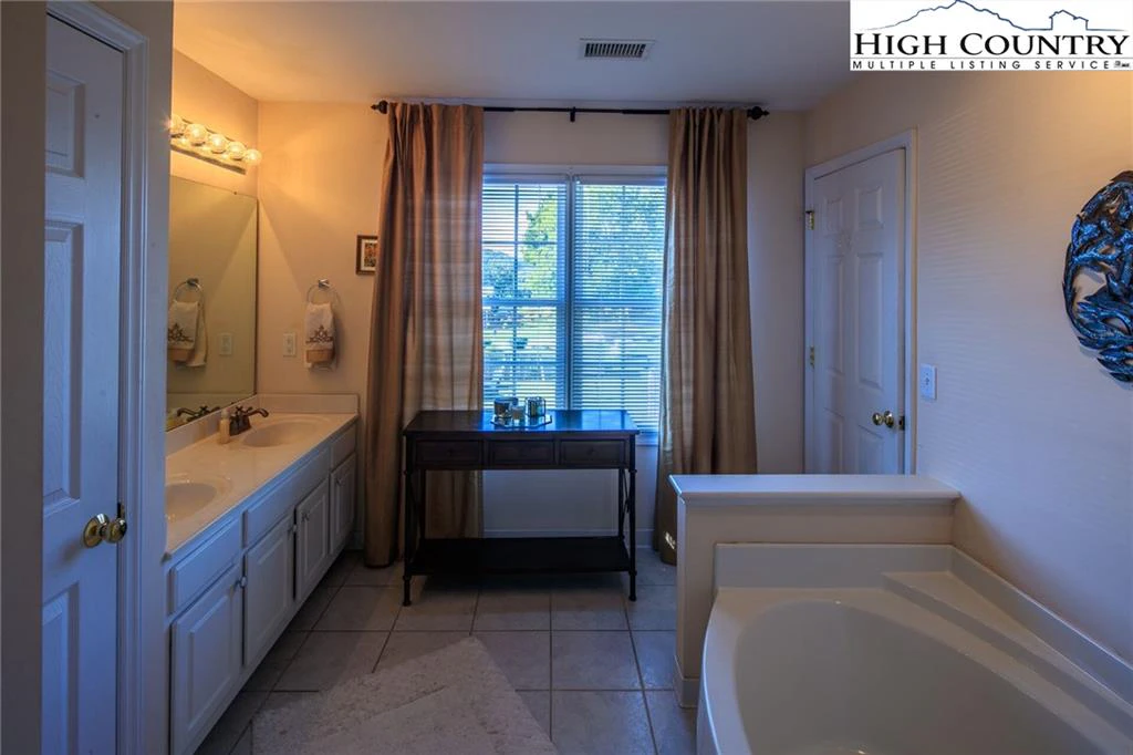 Image number 2 for the current listing