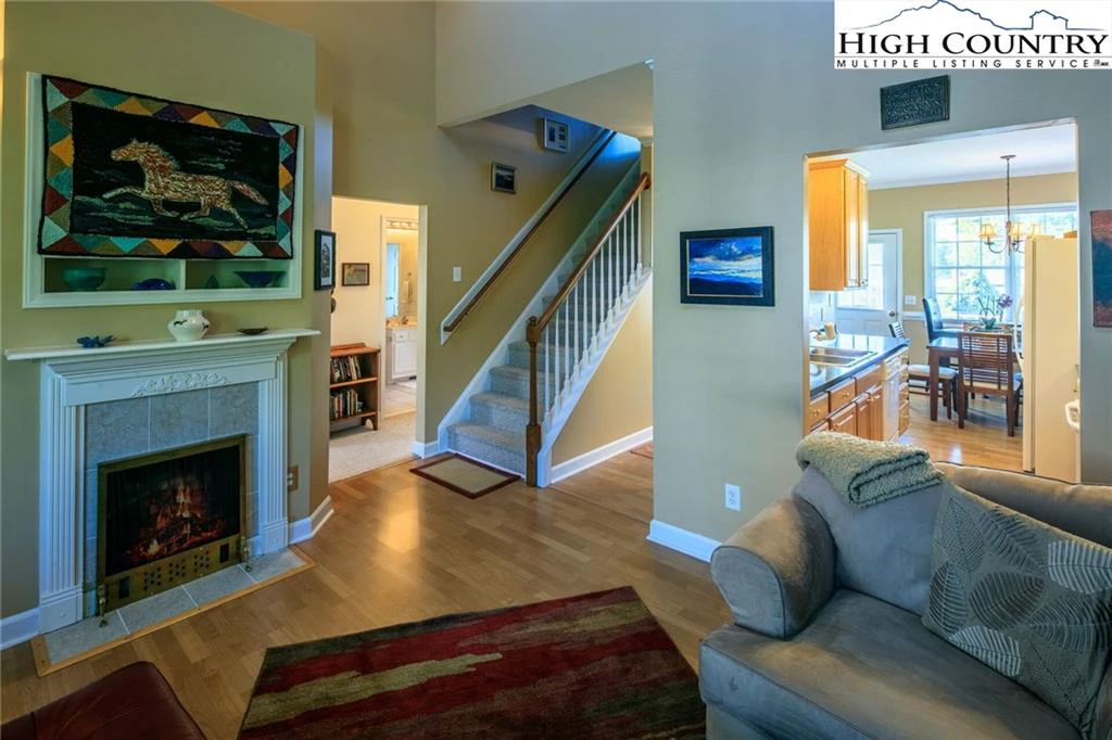 Image number 21 for the current listing
