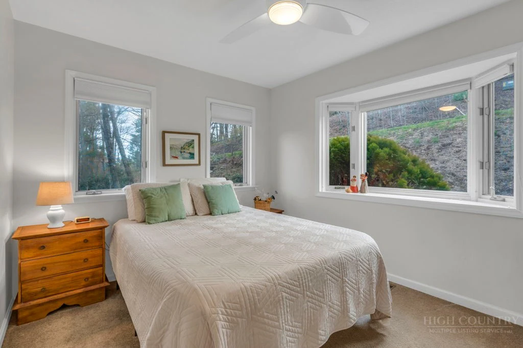Image number 11 for the current listing