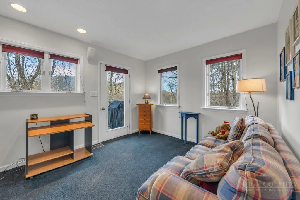 Image number 9 for the current listing