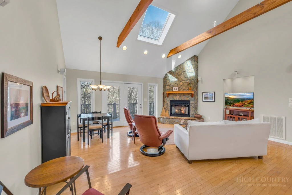 Image number 21 for the current listing