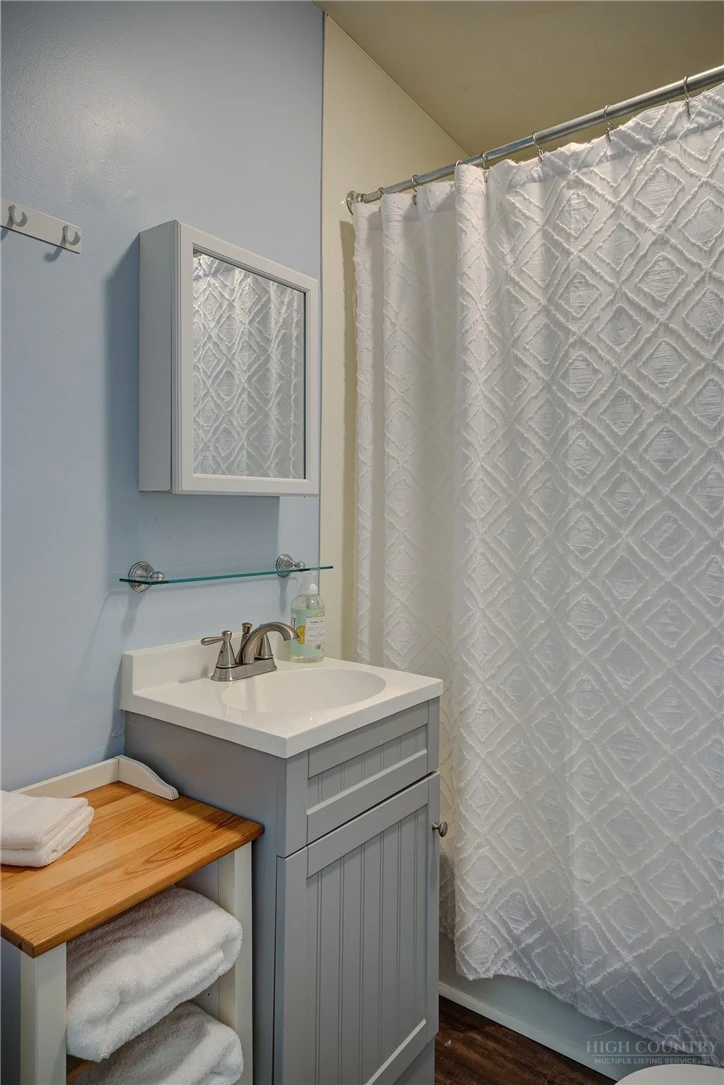 Image number 3 for the current listing