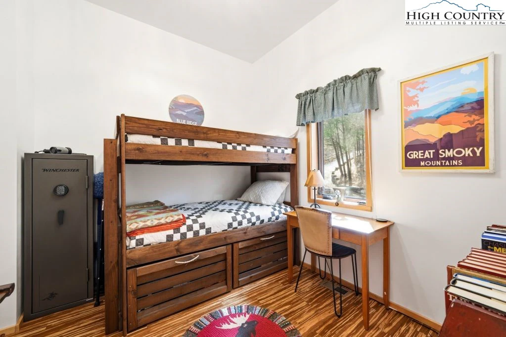 Image number 13 for the current listing