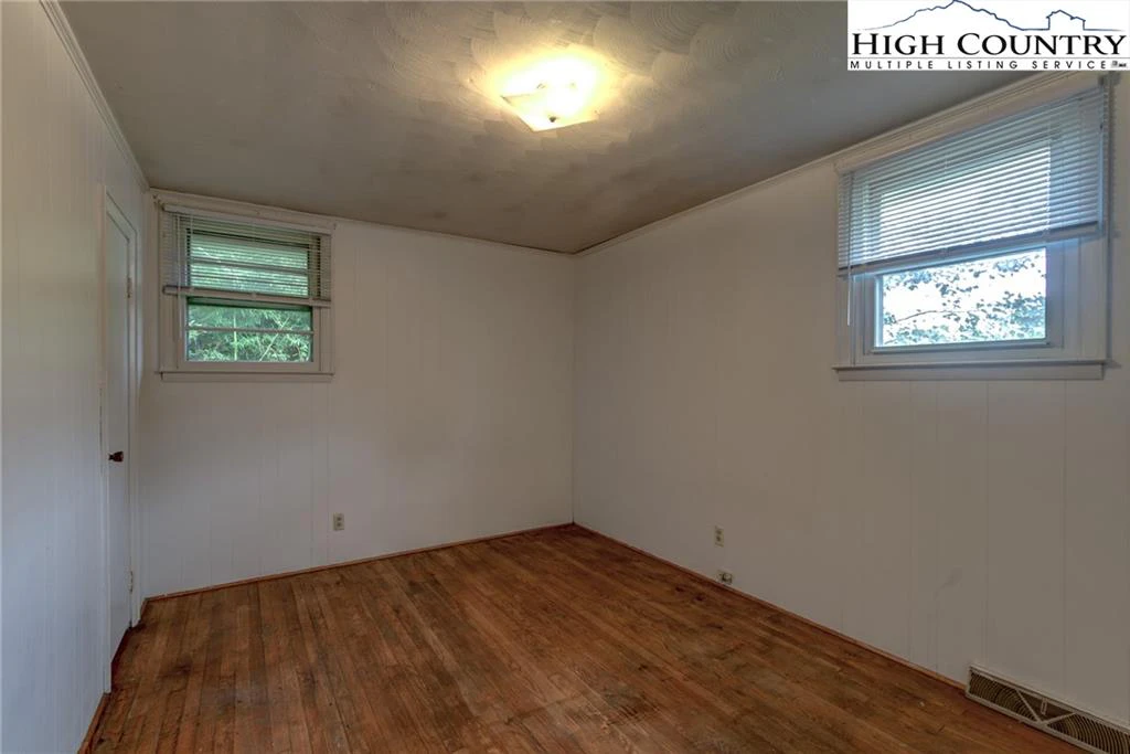 Image number 12 for the current listing