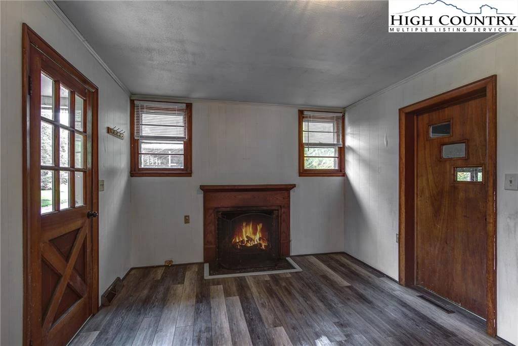 Image number 4 for the current listing