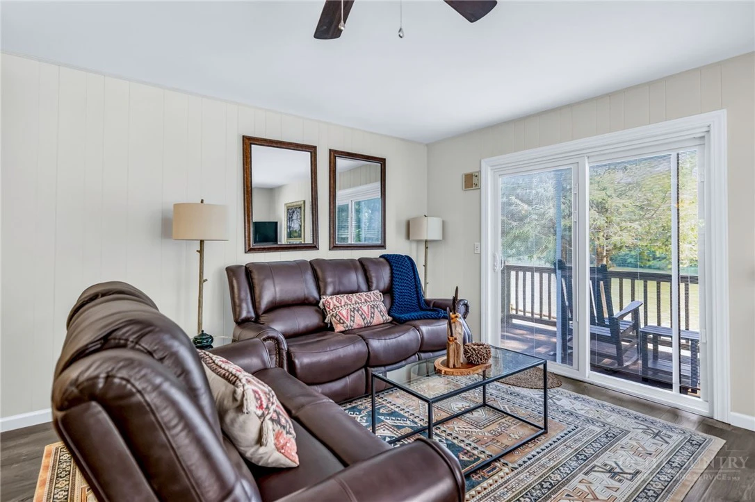 Image number 19 for the current listing