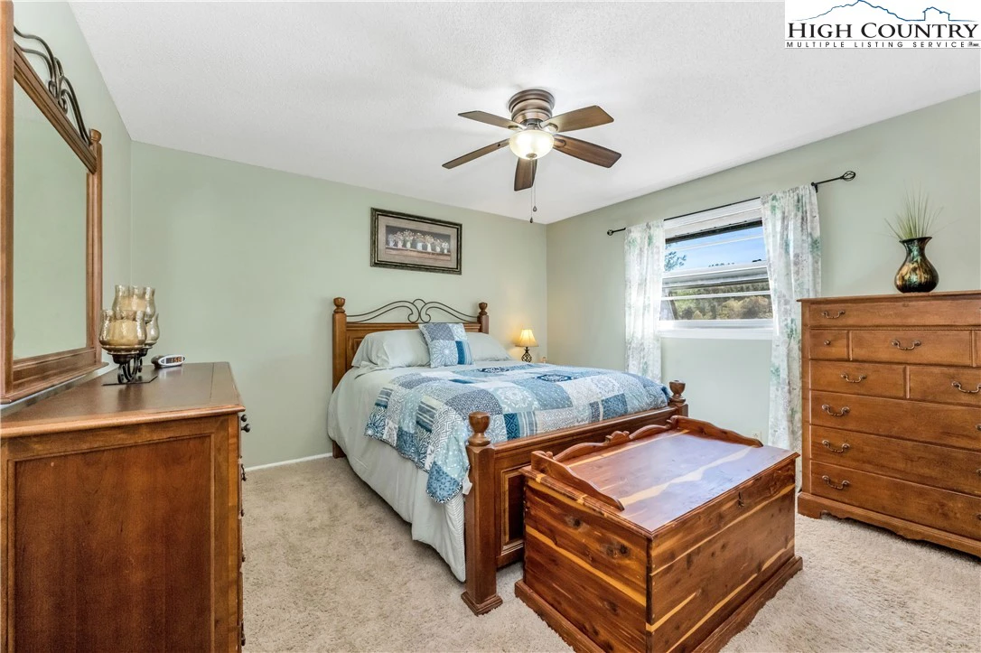 Image number 4 for the current listing