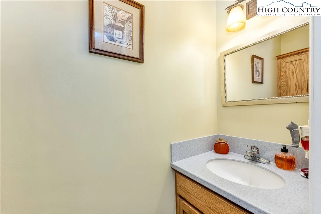 Image number 11 for the current listing