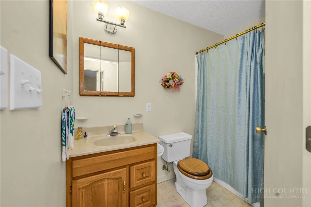 Image number 19 for the current listing