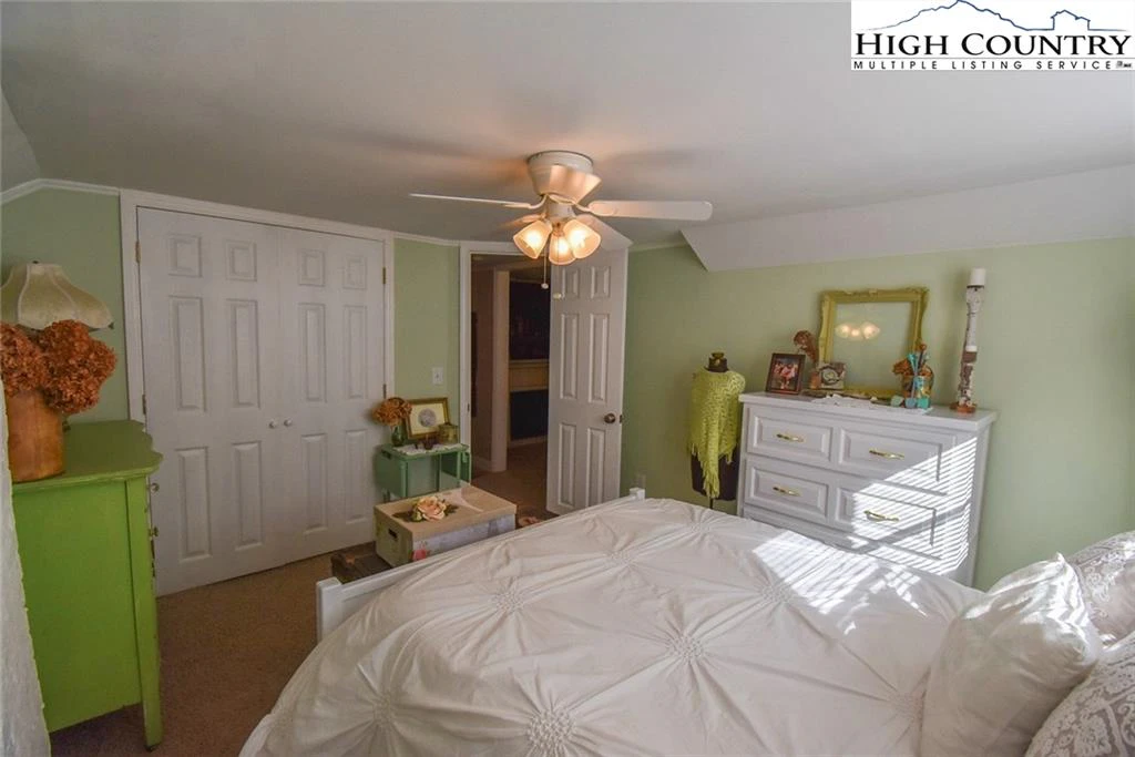 Image number 3 for the current listing