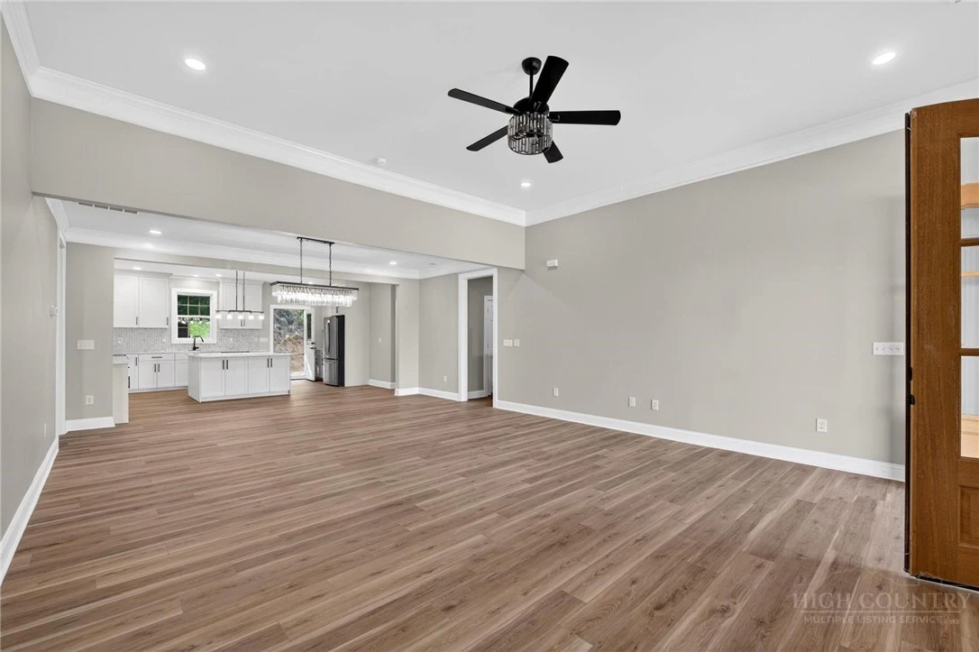 Image number 4 for the current listing