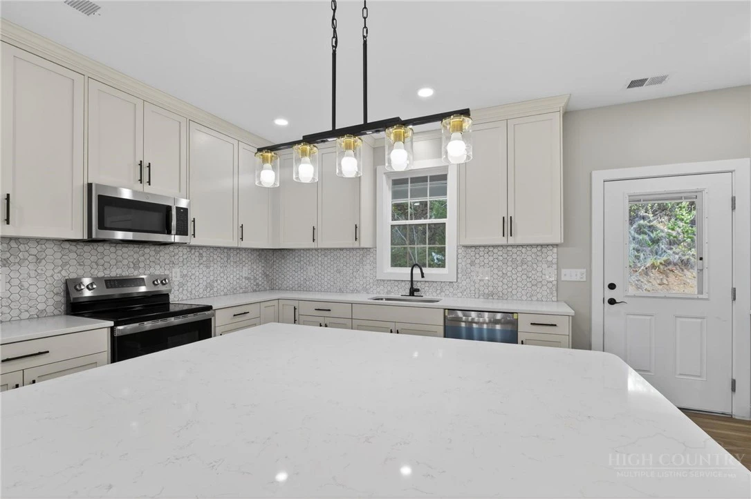 Image number 6 for the current listing