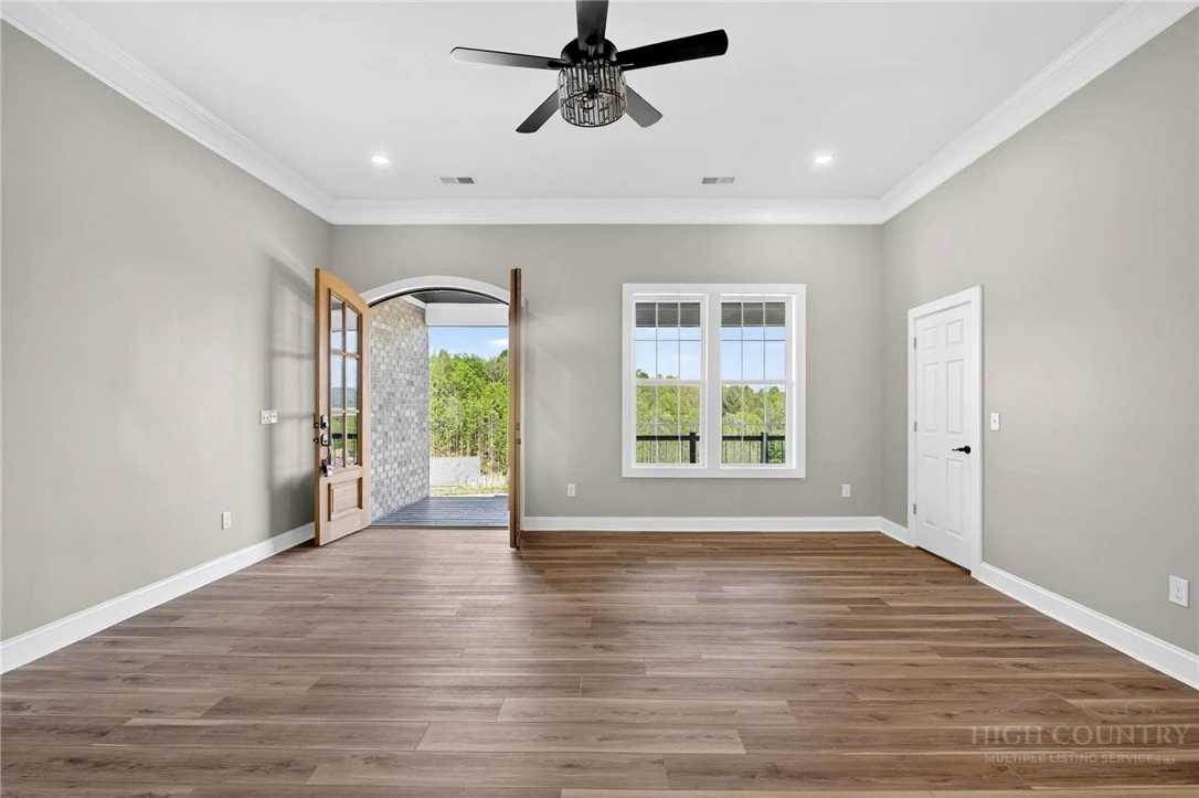 Image number 2 for the current listing