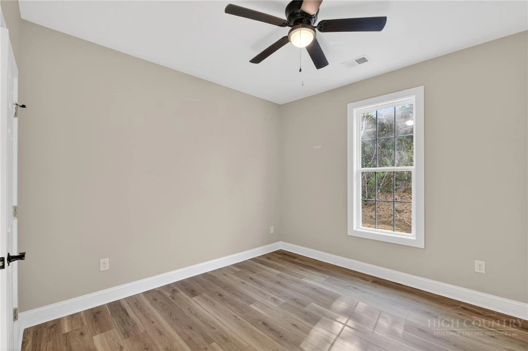 Image number 15 for the current listing