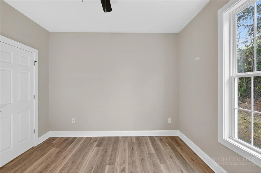 Image number 16 for the current listing