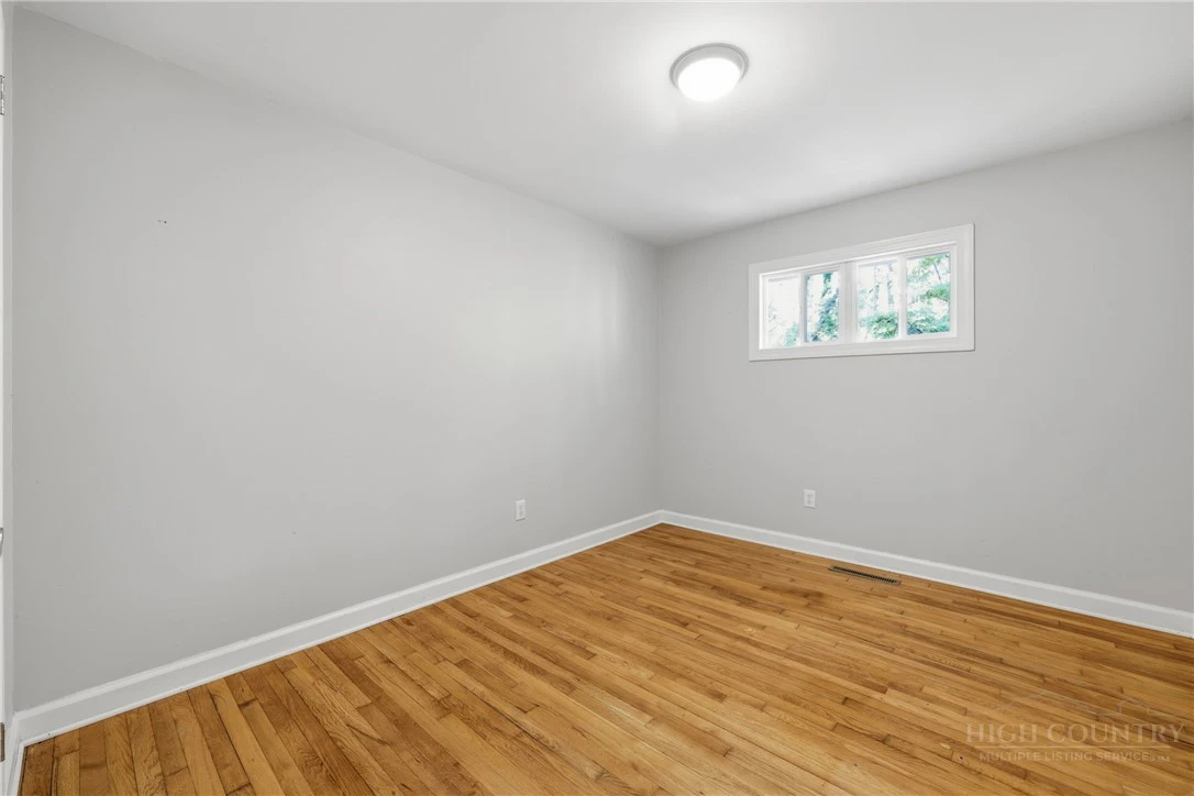 Image number 13 for the current listing