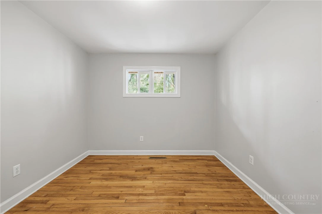 Image number 3 for the current listing