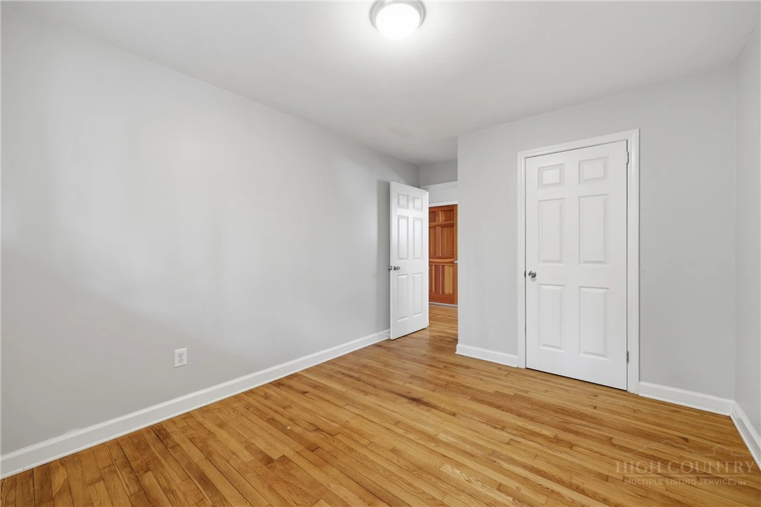 Image number 4 for the current listing