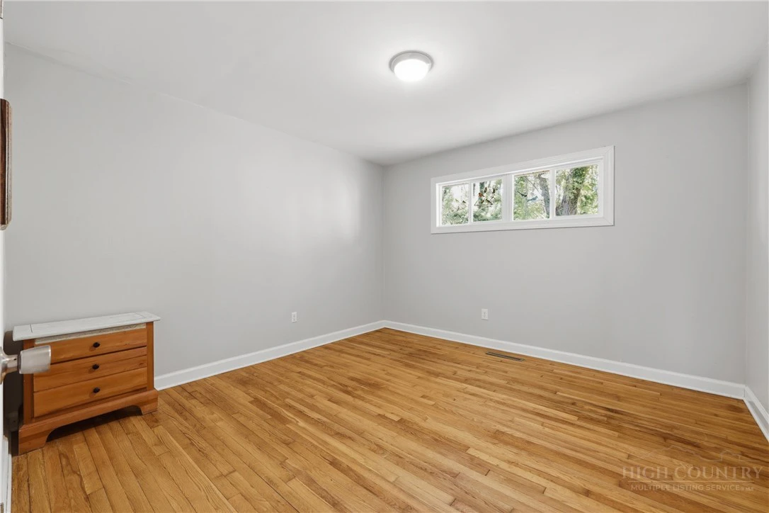 Image number 7 for the current listing