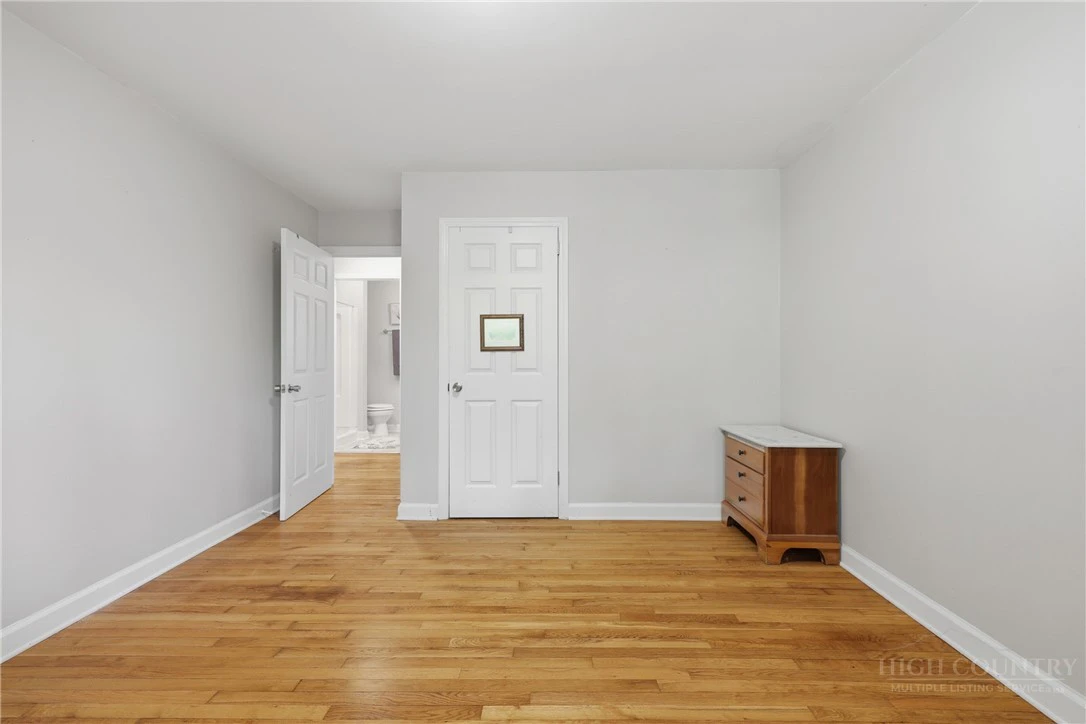 Image number 8 for the current listing
