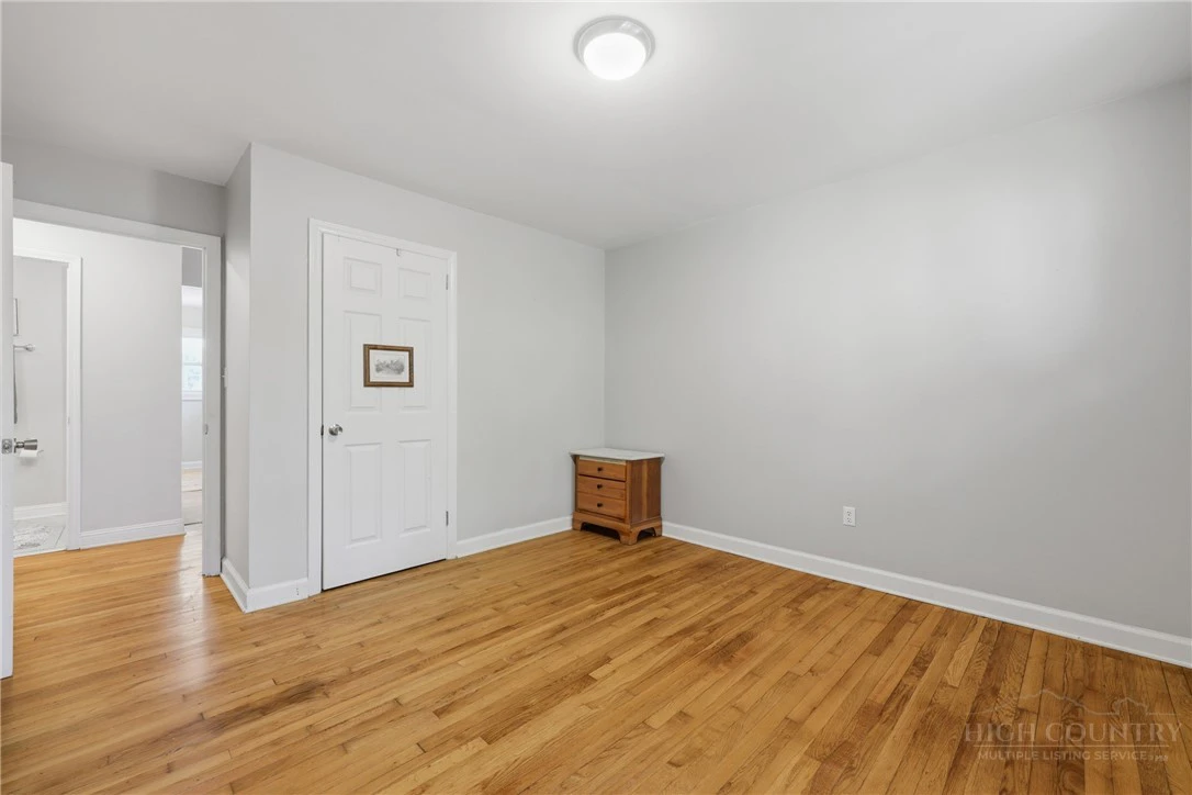 Image number 9 for the current listing