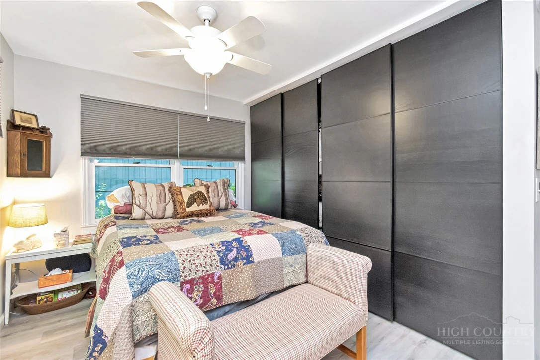 Image number 5 for the current listing
