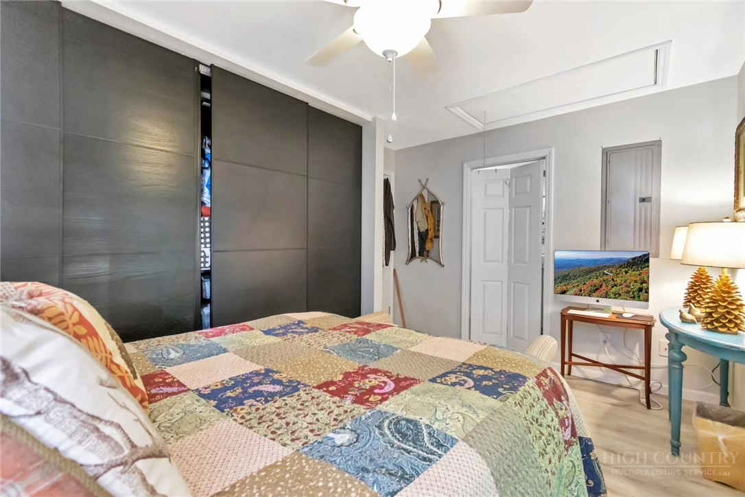 Image number 6 for the current listing