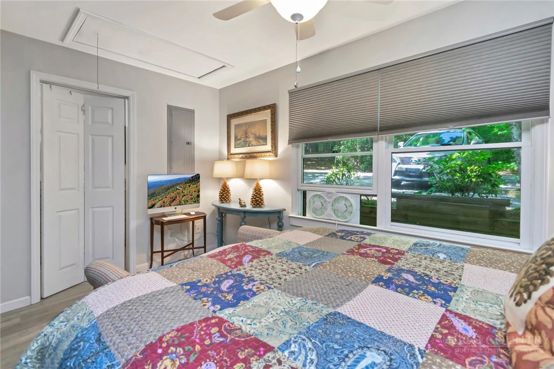 Image number 10 for the current listing