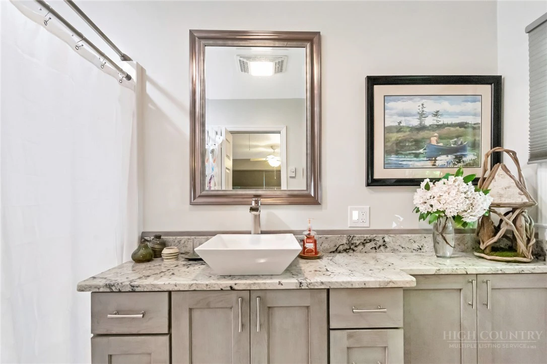 Image number 14 for the current listing