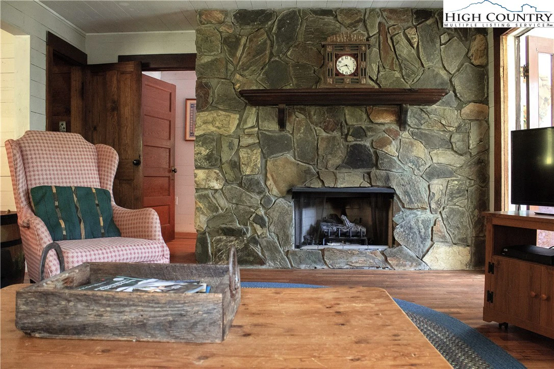 Image number 13 for the current listing