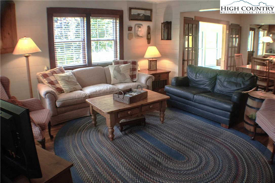 Image number 2 for the current listing