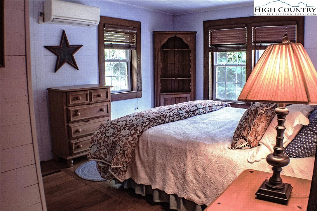 Image number 16 for the current listing