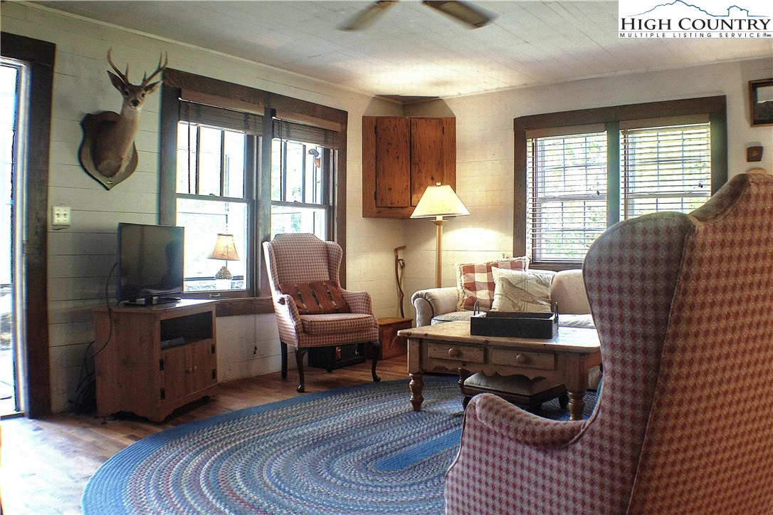 Image number 15 for the current listing