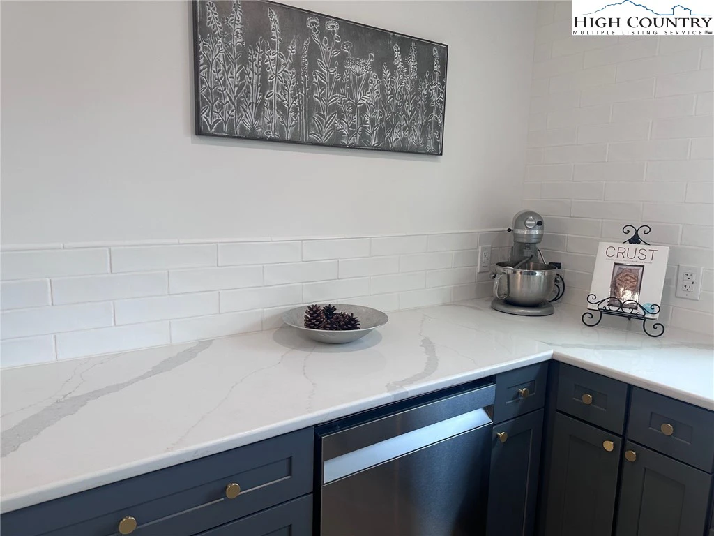 Image number 2 for the current listing