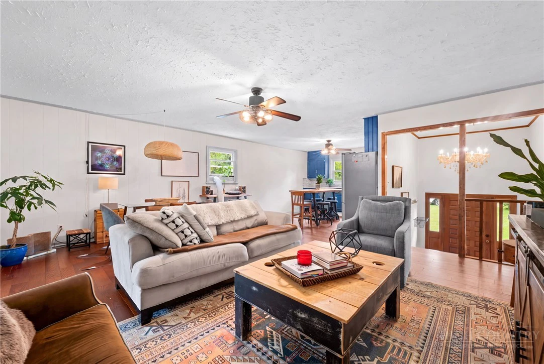 Image number 9 for the current listing
