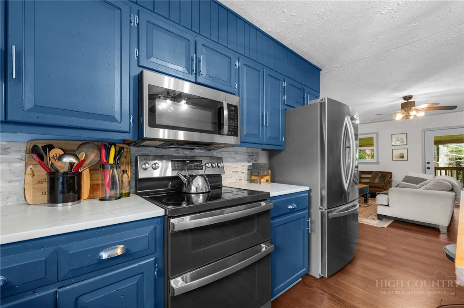 Image number 13 for the current listing