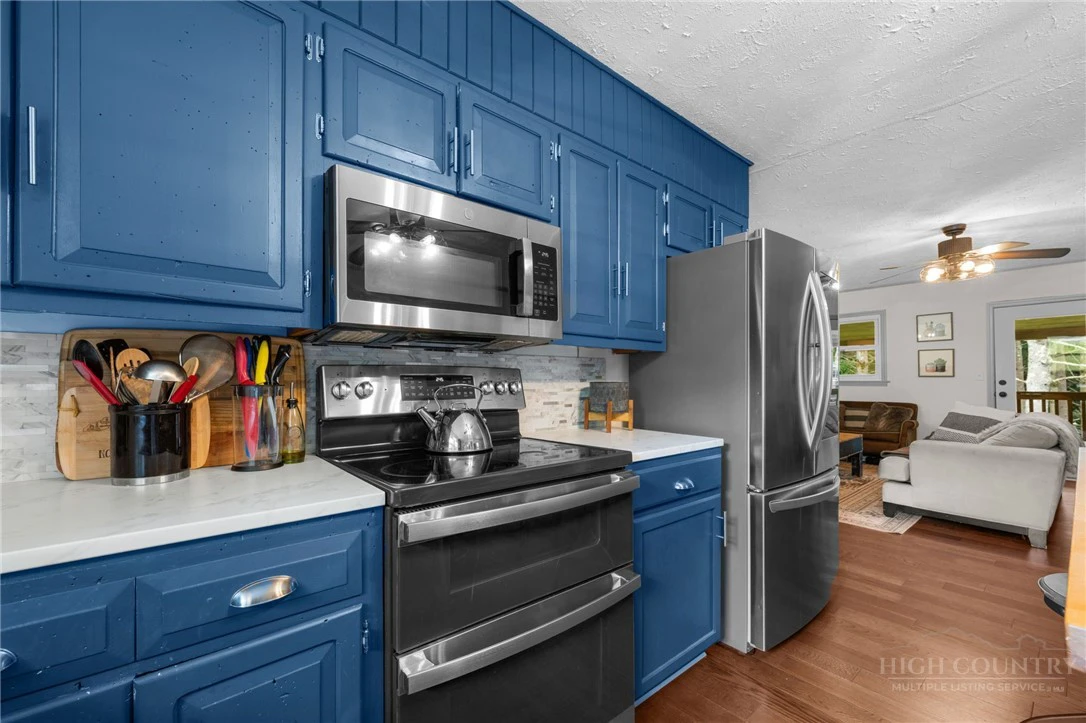 Image number 13 for the current listing