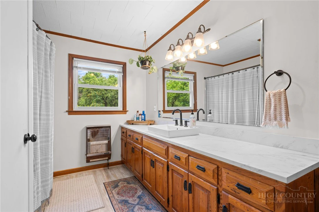 Image number 16 for the current listing