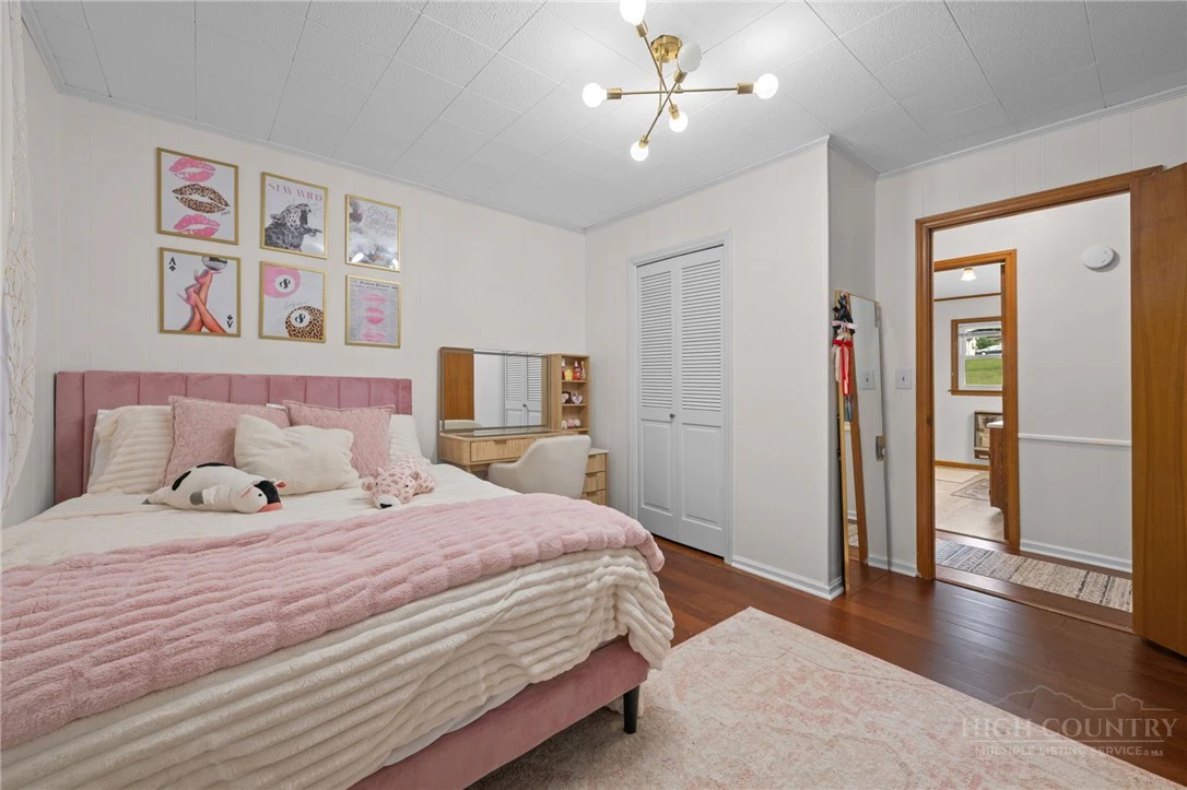 Image number 18 for the current listing