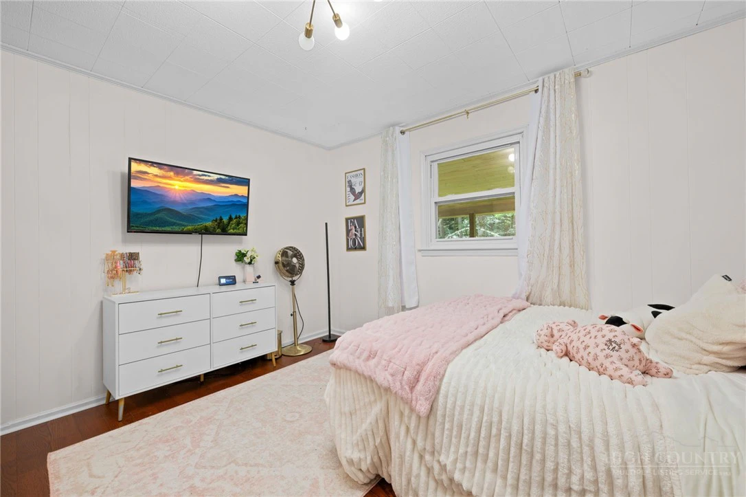 Image number 19 for the current listing