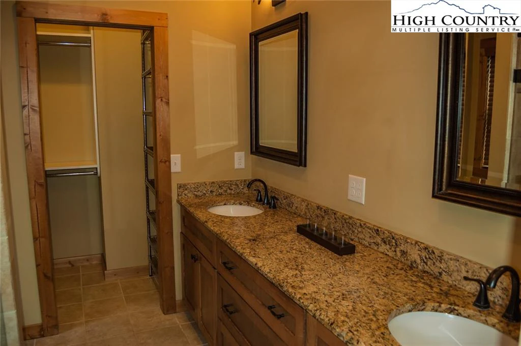 Image number 2 for the current listing