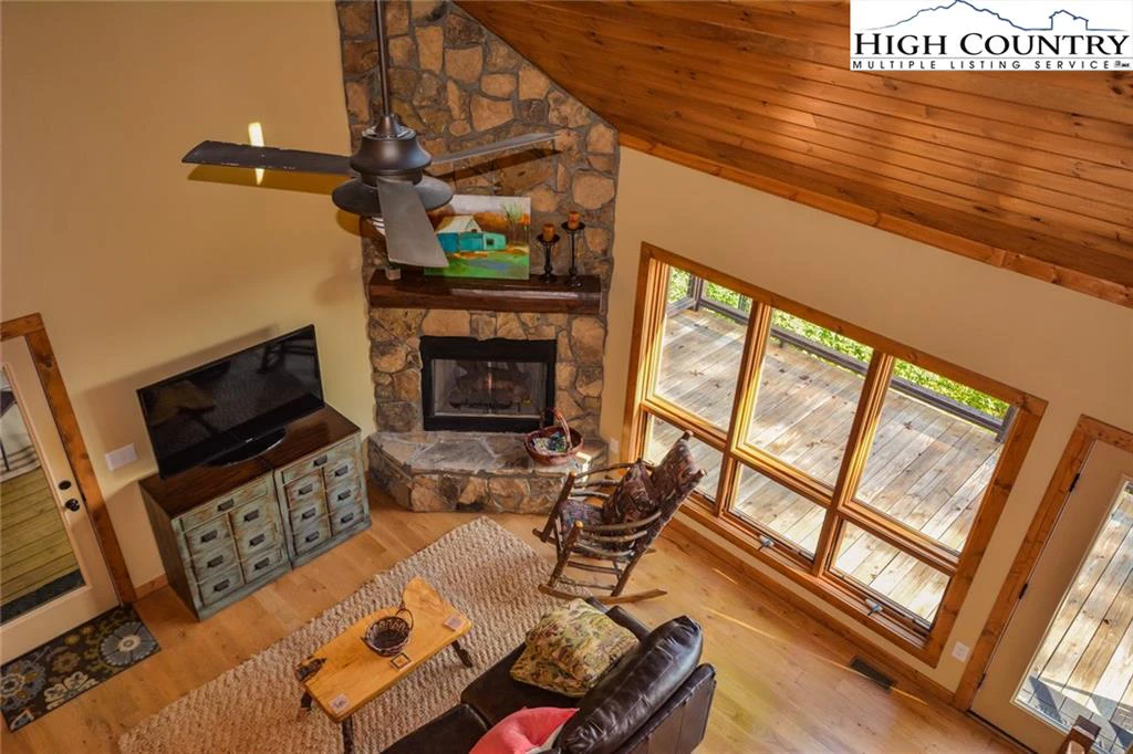 Image number 15 for the current listing