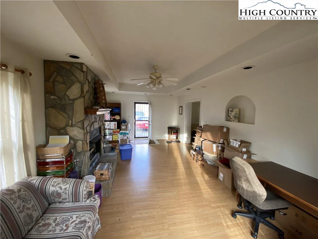 Image number 14 for the current listing