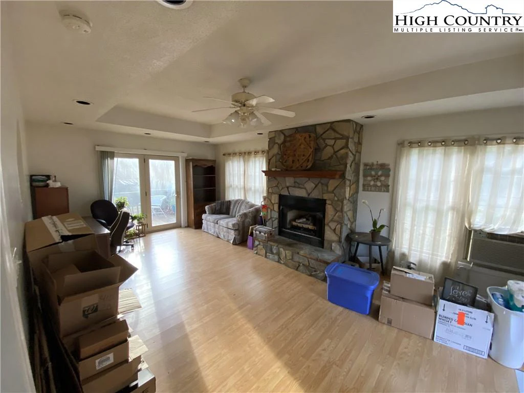 Image number 15 for the current listing