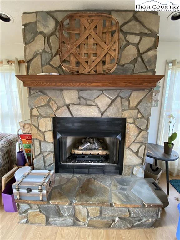 Image number 16 for the current listing