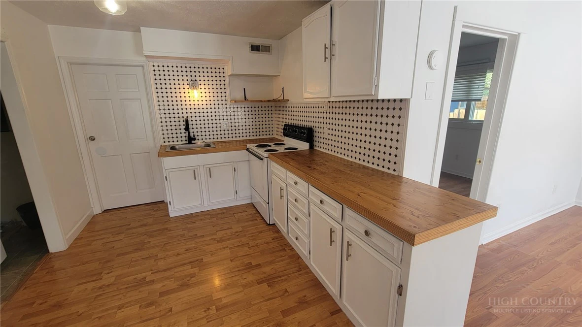 Image number 4 for the current listing