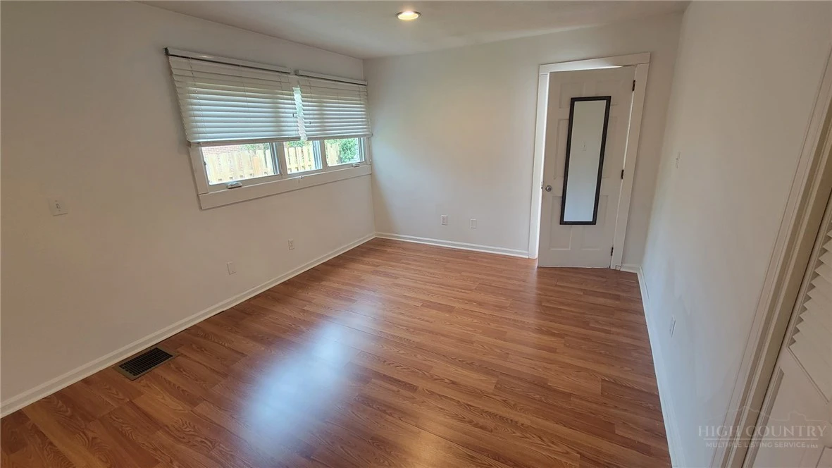 Image number 7 for the current listing