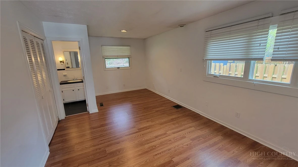 Image number 8 for the current listing